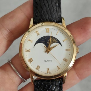 นาฬิกาญี่ปุ่นมือสอง หน้าพระจันทร์ หลักโรมัน เรียบหรู ระบบ quartz