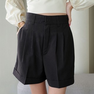 Striped Shorts กางเกงขาสั้น รุ่นนี้มาพร้อมลายทางสีตัดกันสวยๆ ให้ลุ๊คเนี้ยบๆ เนื้อผ้าใส่สบายมากๆ ผ้าไม่หนา