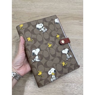 สมุดโน๊ต น่ารักก ลาย คอลใหม่ค่ะ SNOOPY
NEW COACH X PEANUTS NOTEBOOK IN SIGNATURE CANVAS WITH SNOOPY