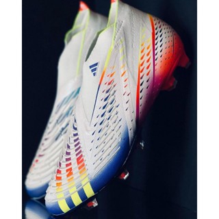 รองเท้าฟุตบอล Adidas Predator Freak+