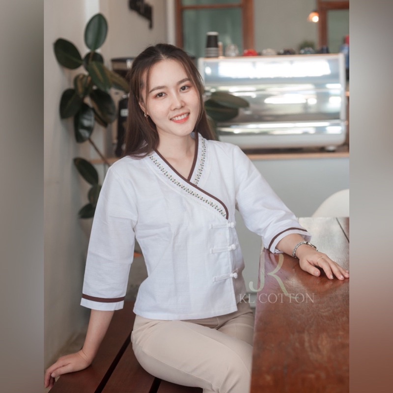 เสื้อเจ้านางปักดอกไม้รอบคอ เสื้อผ้าพื้นเมืองประยุกต์