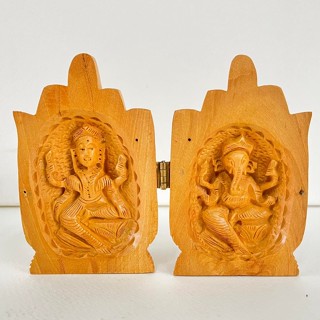 พระพิฆเนศ+พระแม่ลักษมี/Wooden Statues of Lakshmi, Ganesh with Folded Hands in Namaskar Posture / 2x2.5x4.5 นิ้ว