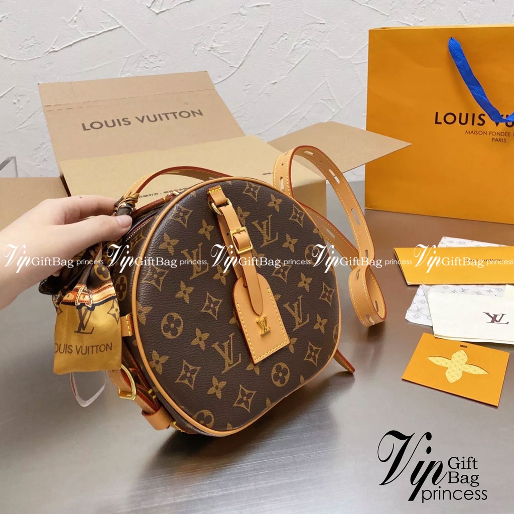 =LV Boite Chapeau Souple MM กระเป๋าสะพายโดดเด่นด้วยรูปทรงกลมลายโมโนแกรมสุดชิค ขนาดกะทัดรัด เป็นรุ่นท