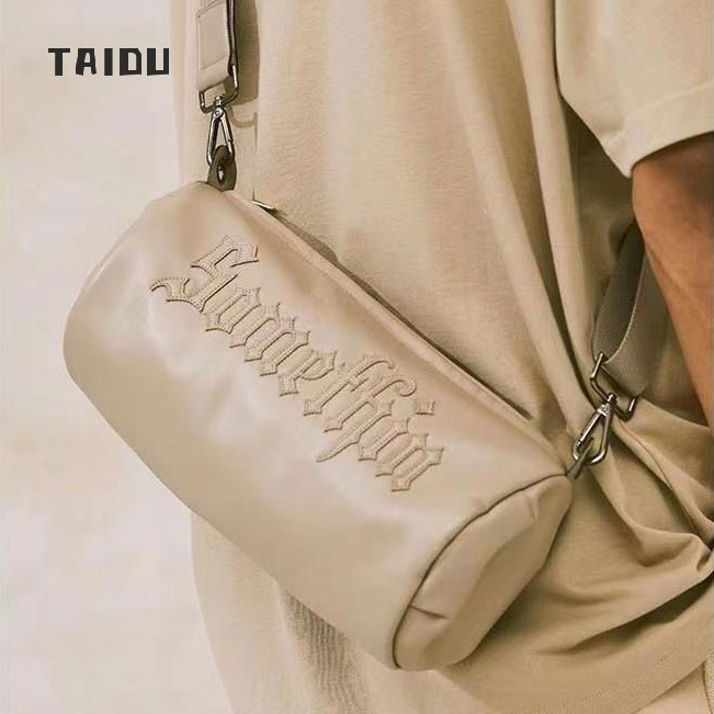 TAIDU กระเป๋าสะพายข้างแบรนด์ Street Tide ผ้าติดจดหมายโกธิค ปัก กระเป๋าสะพายข้าง หนัง PU กระเป๋าถังสีทึบลำลองอเมริกัน
