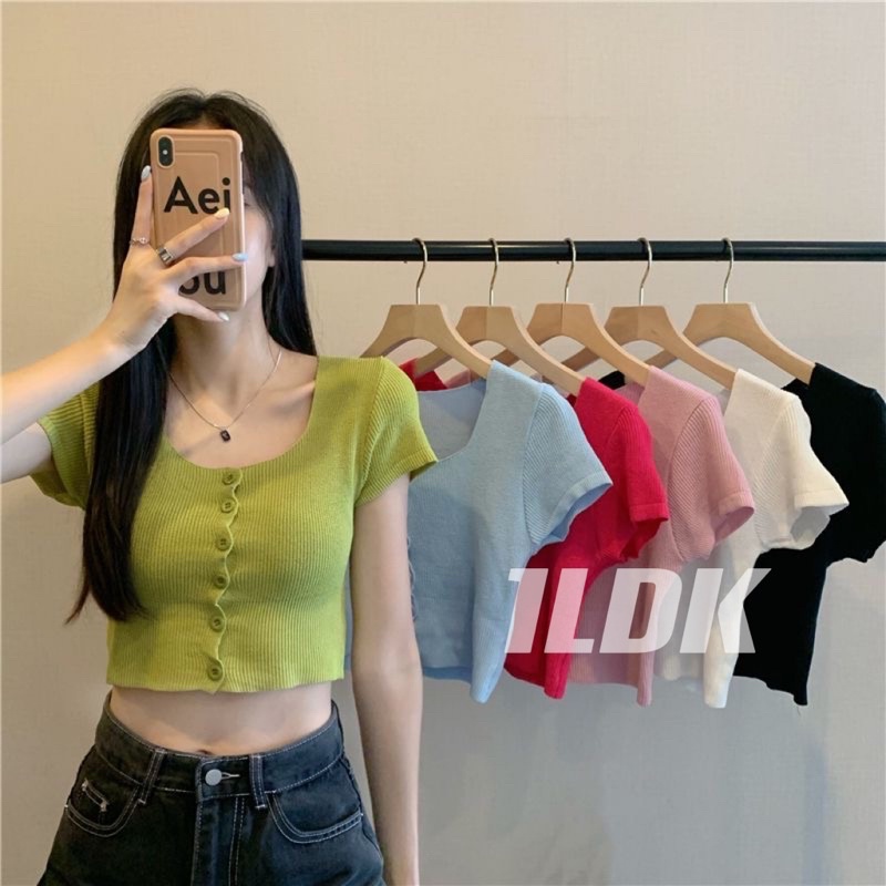 1LDKพร้อมส่งเสื้อยืดคอกลม เสื้อครอป แขนสั้น ผ้าไหมพรม กระดุมหน้าแกะได้จริง(9323-1)