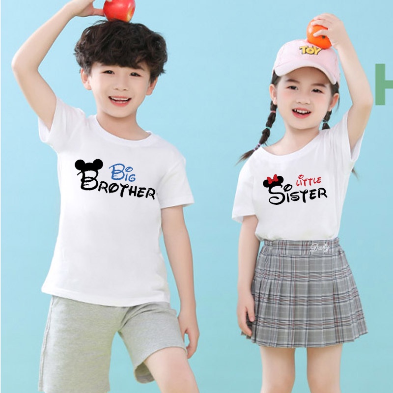 เสื้อยืดแขนสั้น พิมพ์ลาย Mickey Mouse Big Brother Little Sisters น่ารัก สีขาว สําหรับเด็กผู้ชาย และเด็กผู้หญิง