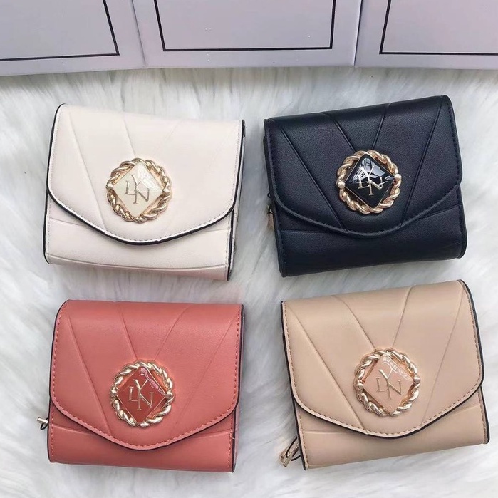 กระเป๋าสตางค์ใบสั้น YN เเบบพับ  มี 4 สี เเต่งหน้าด้วยโลโก้เเต่งโซ่เกลียวดูมีความหรู