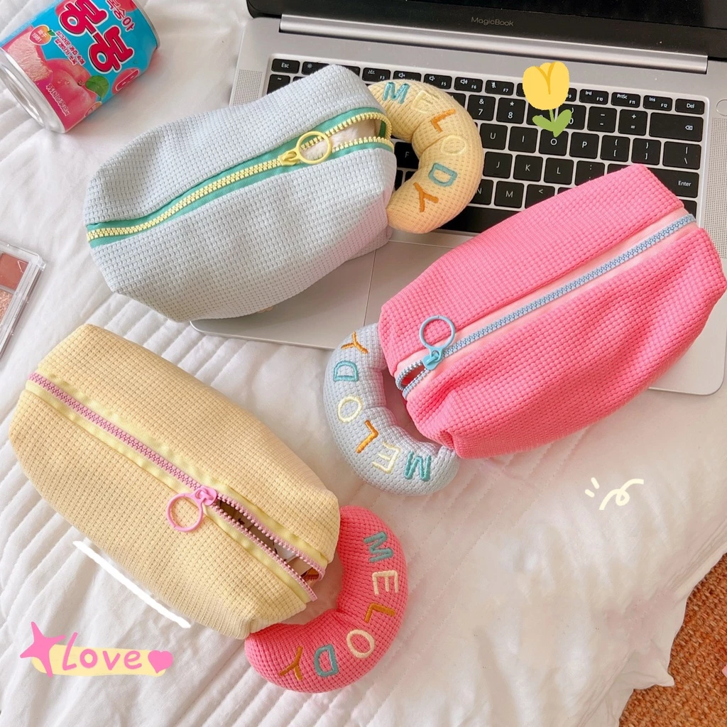 AmBag ✿ กระเป๋า ถุงดินสอ กระเป๋าเครื่องสําอาง แบบพกพา สําหรับเดินทาง ผ้าสักหลาดนิ่ม แฟชั่นสําหรับผู้หญิง สีแคนดี้ thumbnail 4