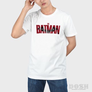 DOSH:MENS T-SHIRTS เสื้อยืด คอกลม แขนสั้น ผู้ชาย สีขาว ลิขสิทธิ์พิมพ์ลาย BATMAN 2022 รุ่นDBMT5273-OW