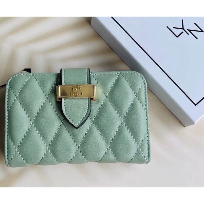 กระเป๋าสตางค์ Lyn ใบกลาง คอลเลคชั่นใหม่ 5.5นิ้ว งานแท้ outlet