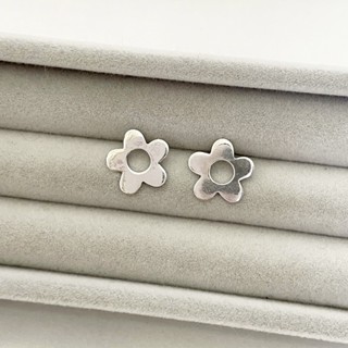 vela.cheeva : *silver925 / flower earring ต่างหูเงินแท้ รูปดอกไม้