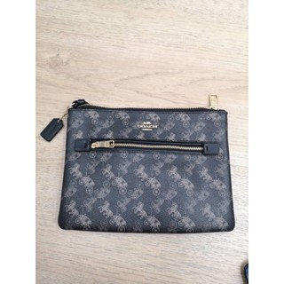กระเป๋าคลัทช์ GALLERY POUCH WITH HORSE AND CARRIAGE PRINT (COACH 530) สีดำ ลายรถม้า ขนาด 9 นิ้ว