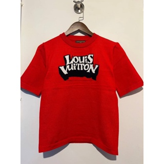 LOUIS VUITTON GRAPHIC LOGO &amp; DOVE INTARSIA SHORT-SLEEVE T-SHIRT เสื้อยืดคอกลมแขนสั้น ผ้าไหมพรม แบรนด์หลุยส์วิตตอง แดง