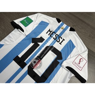 เสื้อฟุตบอล ทีมชาติ Argentina home อาร์เจนตินา เหย้า พร้อมเบอร์ชื่อ 10 MESSI และอาร์มฟุตบอลโลก ปี 2022