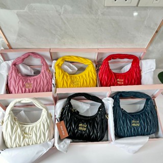 ส่งฟรี🔥 กระเป๋าถือใบจิ๋วลายถักทอมีดีไซน์ Miumiu Wander Matelasse Nappa Mini Hobo