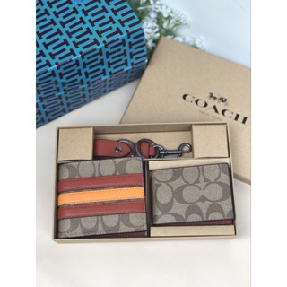 setกระเป๋าสตางค์ รุ่นใหม่ สีใหม่ค่ะ 
Boxed 3 In 1 Wallet Gift Set In Signature Canvas With Varsity Stripe