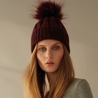 หมวกBeanie topshop สีเลือดหมู เก็บอย่างเดียวไม่ได้ใช้เลยค่ะ