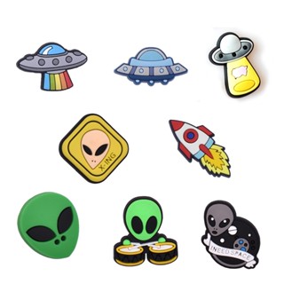 กระดุมติดรองเท้า Croc Jibz Pins Alien สําหรับรองเท้า