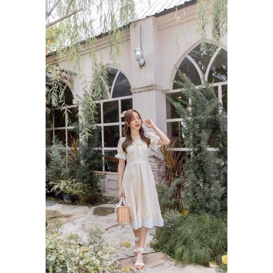 on.December25 //ส่งต่อ// เดรสสีขาวครีมแขนตุ๊กตาขนาด S