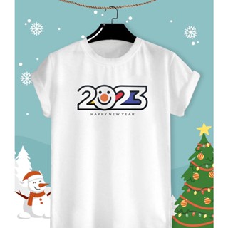 เสื้อยืดลายเสื้อลายปีใหม่ Merry Christmas &amp; Happy New Year 2023 ผ้า TK ใส่สบาย สีสันสดใส ใส่สบาย ไม่ยืดไม่ย้วย