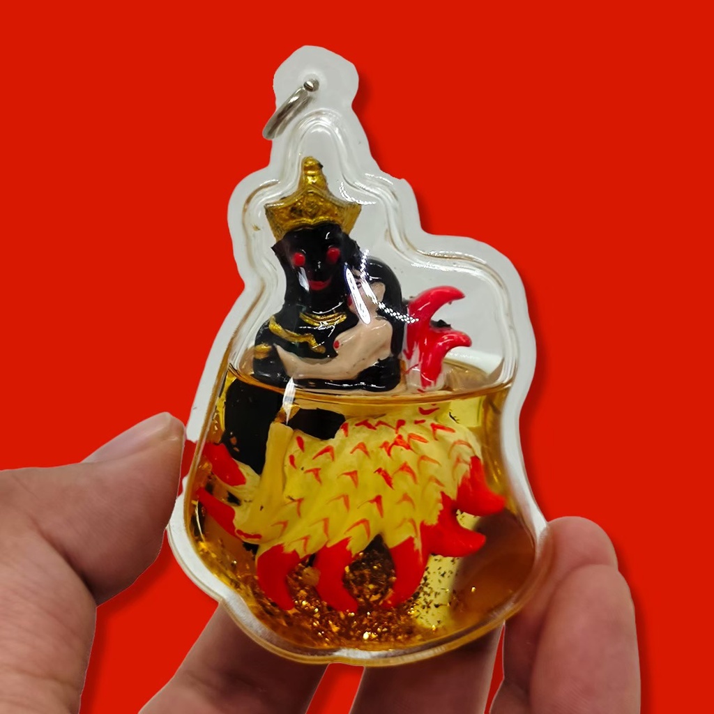 พระงั่งอุ้มนางจิ้งจอกเก้าหาง แช่น้ำมันว่านมหาเสน่ห์ ด้านหลังฝังของมงคล 5 อย่าง เด่นเรื่องเมตตามหานิยม เสน่หา ร่ำรวยเงิน