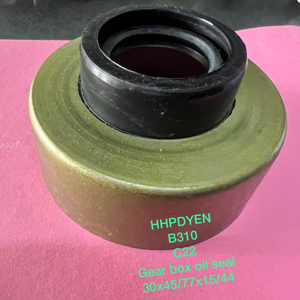 NISSAN SUNNY B310, VAN VANETTE C22 GEAR BOX ซีลน้ํามัน (30X45/77X15/44) [1PCS] !!!!!