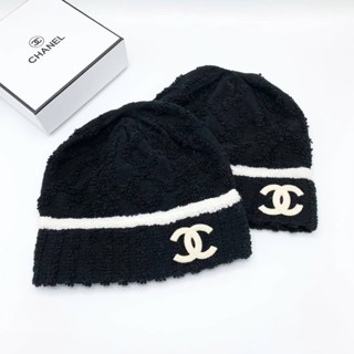 CHANEL CC WOOL KNIT BEANIE หมวกไหมพรม แบรนด์ชาแนล ผ้าไหมพรมเนื้อนุ่ม ละมุน สัญลักษณ์โลโก้ สีขาวดำ