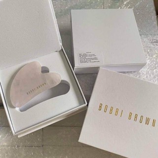 Bobbi Brown Gua Sha Stone Rose Quartz รูปทรงหัวใจ กัวซาสำหรับนวดผิวหน้า จับถนัดมือ ช่วยนวดผ่อนคลายผิว กระตุ้นกล้ามเนื้อให้แลดูกระชับ เพื่อผิวที่แลดูเปล่งปลั่งสุขภาพดี จากบ็อบบี้ บราวน์ [แท้100%/พร้อมส่ง]