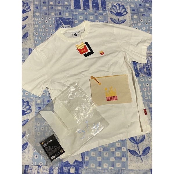 BTS x McD พร้อมส่ง เสื้อยืด size M พร้อมกระเป๋าใบเล็กจากคอล bts x mcdonald