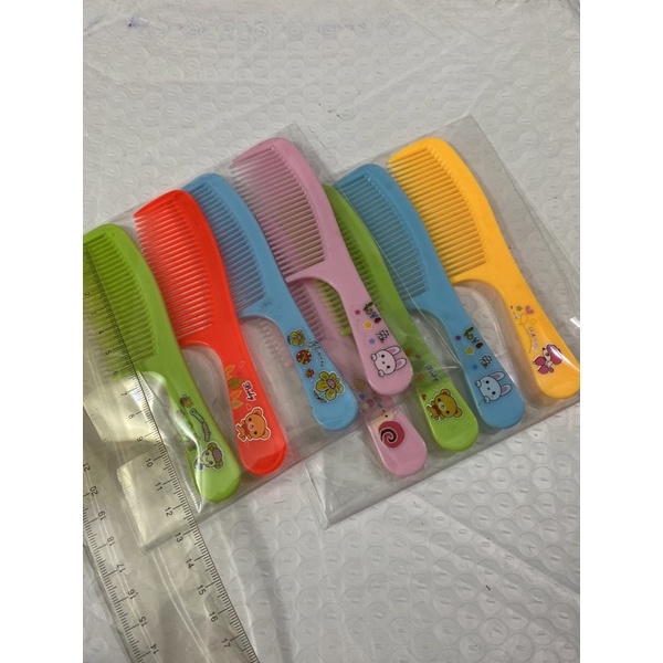หวี พลาสติก 4 สี ขนาด 13.5 ซม. ลายน่ารัก คละสีนะครับ