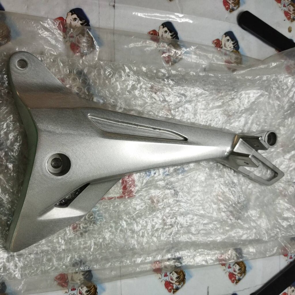 ขายึดพักเท้าหลังขวา WAVE125I ไฟเลี้ยวบังลม 2005 ดิสเบรค สตาร์ทมือ NF125T/MT/C/MC อะไหล่แท้ HONDA 507