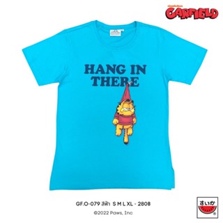 แตงโม (SUIKA) - เสื้อยืดคอกลม การ์ฟิล์ด ลายGARFIELD HANG IN THERE GF.O-079