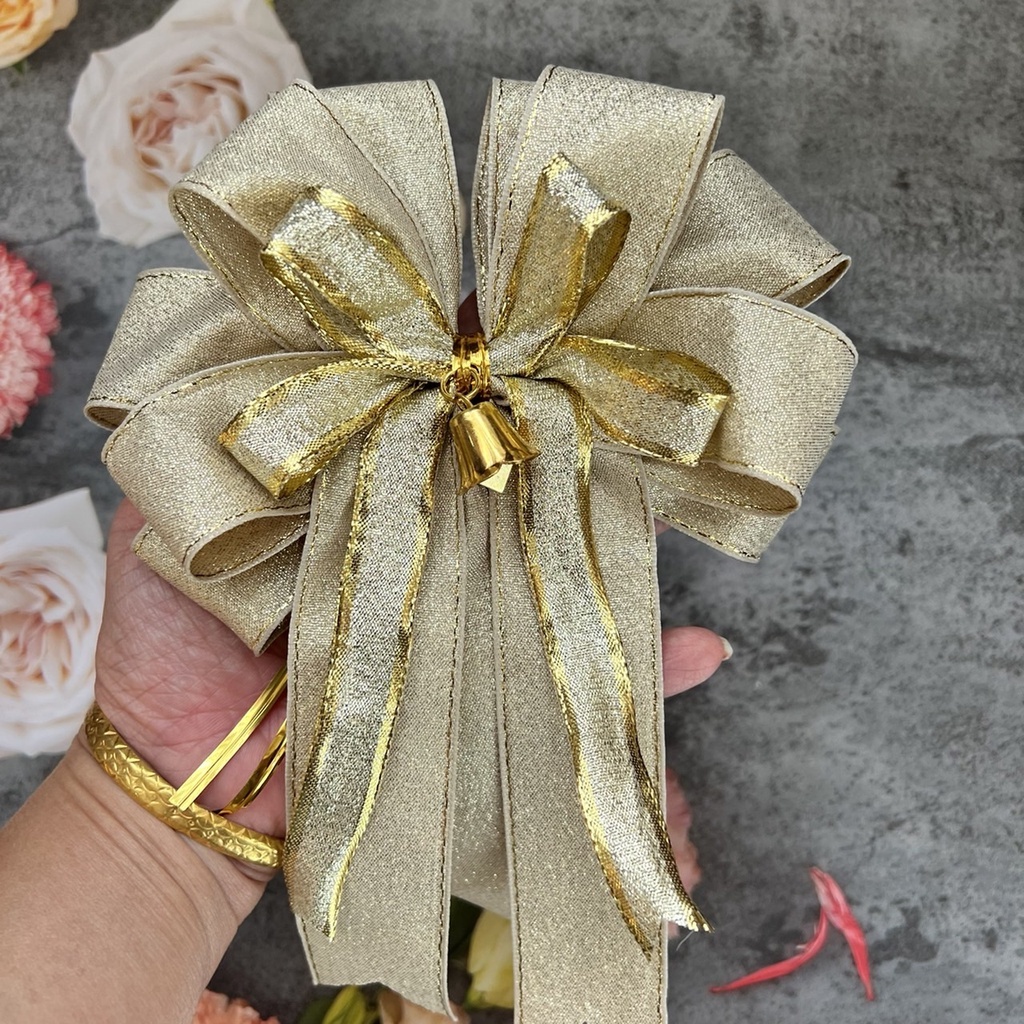 โบว์ติดกระเช้า (BB-1) ขนาด 17x22 cm. ขนาดใหญ่ ติดของขวัญ ใช้ริบบิ้นสีทอง-เงิน เนื้อทรายเกรดพรีเมี่ยม สวยหรู dt18shop