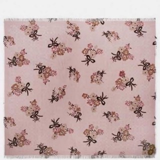 ผ้าพันคอ สีหวาน ผ้านิ่มมากกกCoach Signature Painted Floral Bow Print Oversized Square Scarf