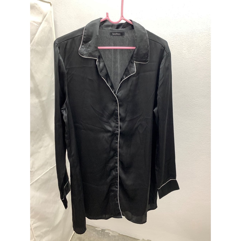 (รหัสสินค้า K13) เดรสเชิร์ต ยี่ห้อ Boohoo มือสอง สีดำ