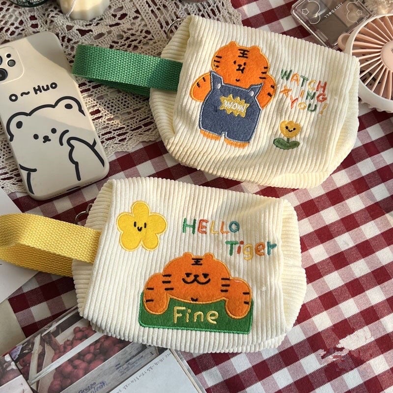 (พร้อมส่ง🛻)𝘏𝘦𝘭𝘭𝘰 𝘵𝘪𝘨𝘦𝘳🐯🌥 กระเป๋าเชือกรูด ผ้าลูกฟูก นิ่มๆ จุของได้เยอะ พกพาสะดวก มีให้เลือก 5 แบบ น่ารักมาก 🧤