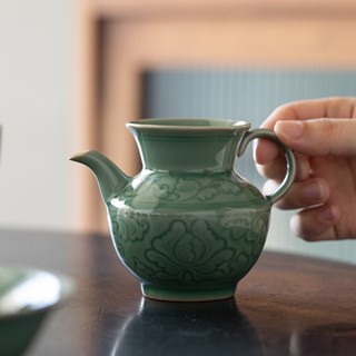 Yue Kiln Celadon Fair Cup [Huayun] ชุดถ้วยชาเซรามิค ลายดอกบัว แบบนูน ของใช้ในครัวเรือน