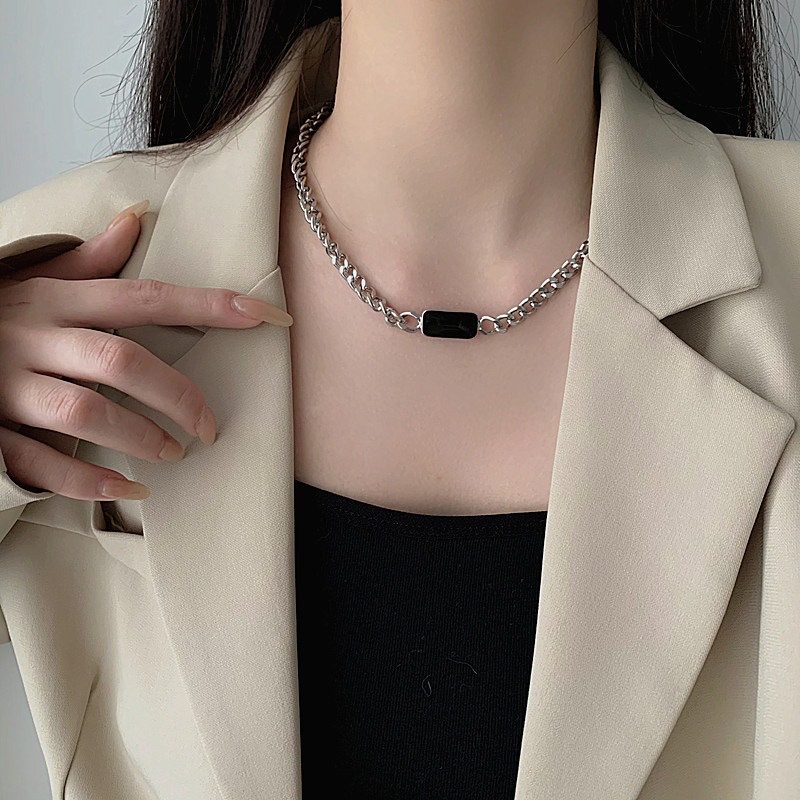 ฮิปฮอปที่เรียบง่ายสีดําคริสตัลจี้สร้อยคอโซ่คอสั้นอินสาวใหม่