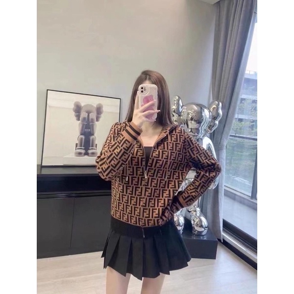 พร้อมส่ง:เสื้อแขนยาวไหมพรมFen:di;งานทอลายแบรนด์เกรด hi end เนื้อนิ่มยืดเยอะ,มีป้ายห้อย งานชน shop อก 40-56 ยาว26 นิ้ว