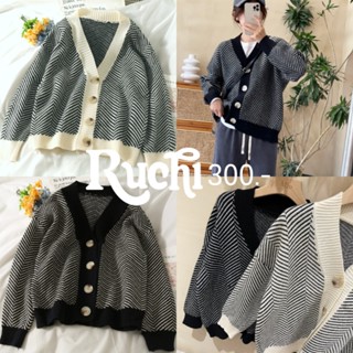 RUCHI  🤍🖤 เสื้อคลุมไหมพรม ลายทาง สีขาวดำ wavy line cardigan ผ้านุ่มๆ ยืดได้เยอะเลย ไม่หนามาก ไม่บางมาก