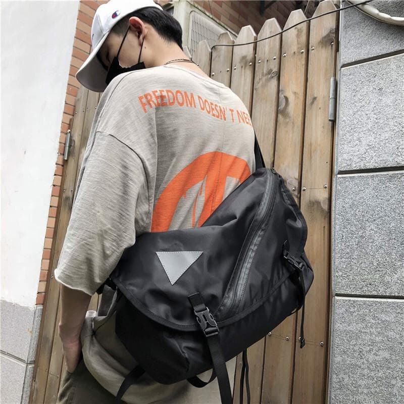 กระเป๋าสะพายหนังผู้ชาย waistbag ล่าสุดนําเข้ากระเป๋าอินเทรนด์ T4R7 Casual กระเป๋าสะพายขนาดใหญ่ผ้าใบเ