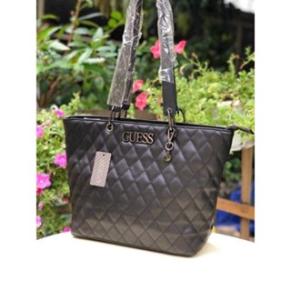 กระเป๋าสะพายไหล่ ใบใหญ่ Guess Paladino Quilted Carryall tote bag