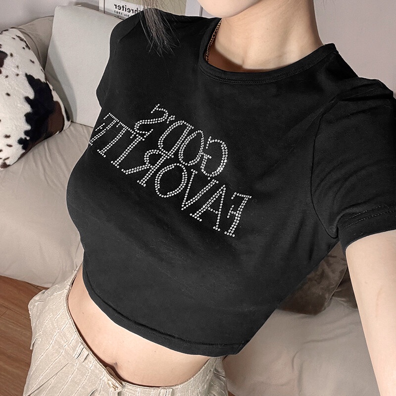 เสื้อครอปท็อปลําลอง คอกลม แขนสั้น พิมพ์ลายตัวอักษร ประดับพลอยเทียม สไตล์สตรีท แฟชั่นสําหรับสตรี