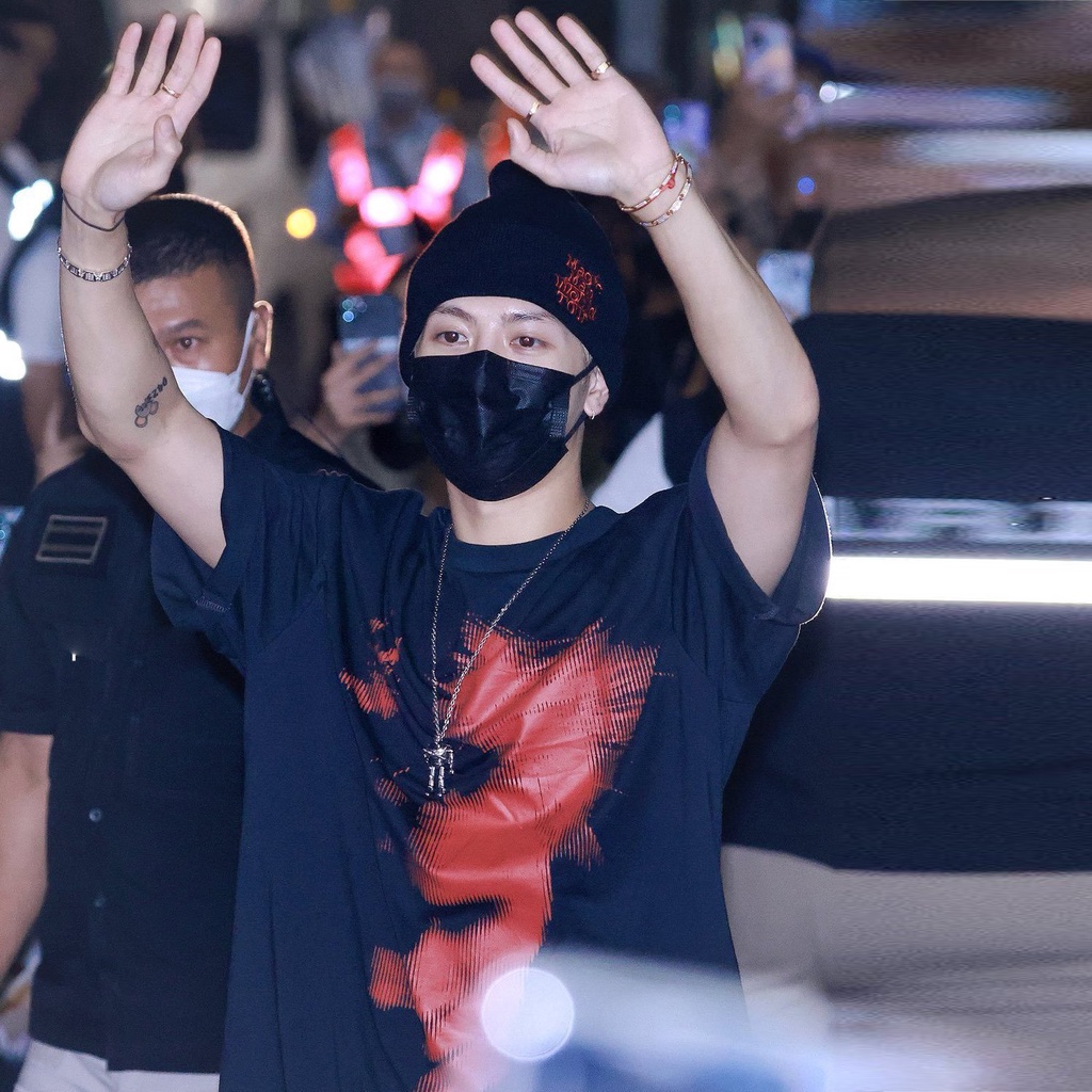 พร้อมส่ง เสื้อแบบ Jackson wang