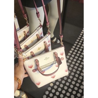 พร้อมส่ง แท้ 🇺🇸💯% New Coach มินิ Mini Gallery Crossbody With Stripe Heart Print CA793