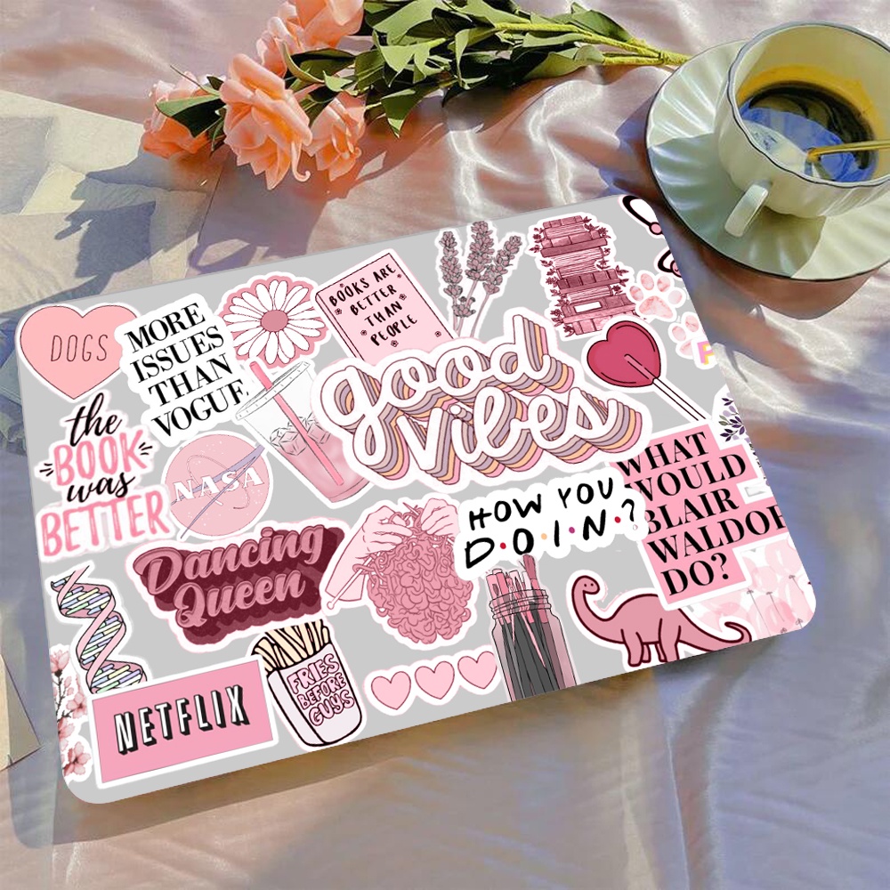 เคส พิมพ์ลายกราฟฟิตี้ สีชมพู สําหรับ MacBook M5 2025 A3240 A3241 M4 2024 2023 Air 13 15 A2941 A3114 