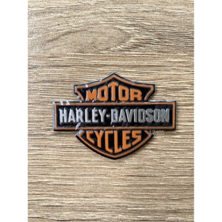 โลโก้ HARLEY DAVIDSON ขนาด 6x4.3 cm. สีส้ม อะลูมิเนียม