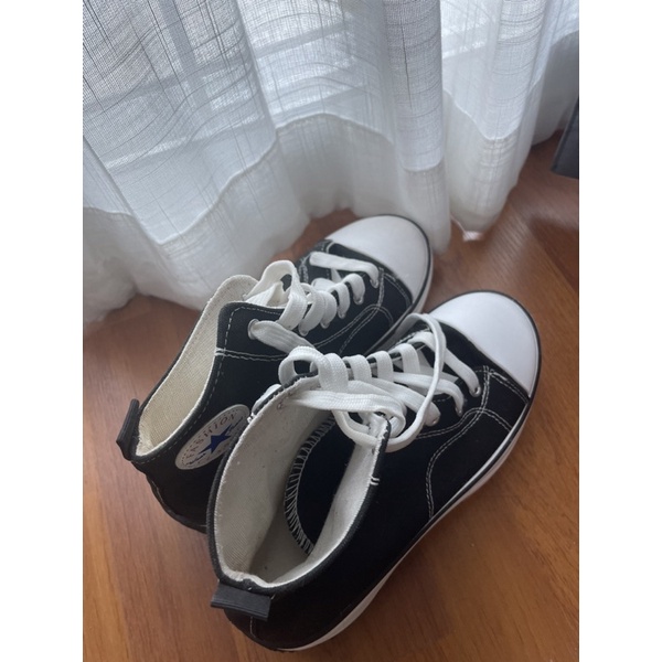 รองเท้าหุ้มข้อ ทรงคล้าย converse