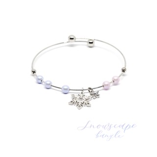 Fyne Fories Snowscape Bangle ♡ กำไลมุกสีเหลือบ ห้อย snowflake และดอกไม้ ♡ fynefories