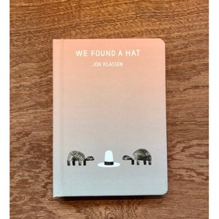 [หนังสือ เด็ก] We found a hat by Jon Klassen หนังสือคุณหมอประเสริฐแนะนำ ปกอ่อน Board book Award Winning ปกอ่อน ของแท้